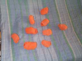 wieder viele orangene Socken auf einem Haufen